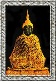 Der Emerald-Buddha mit Winter Umhang